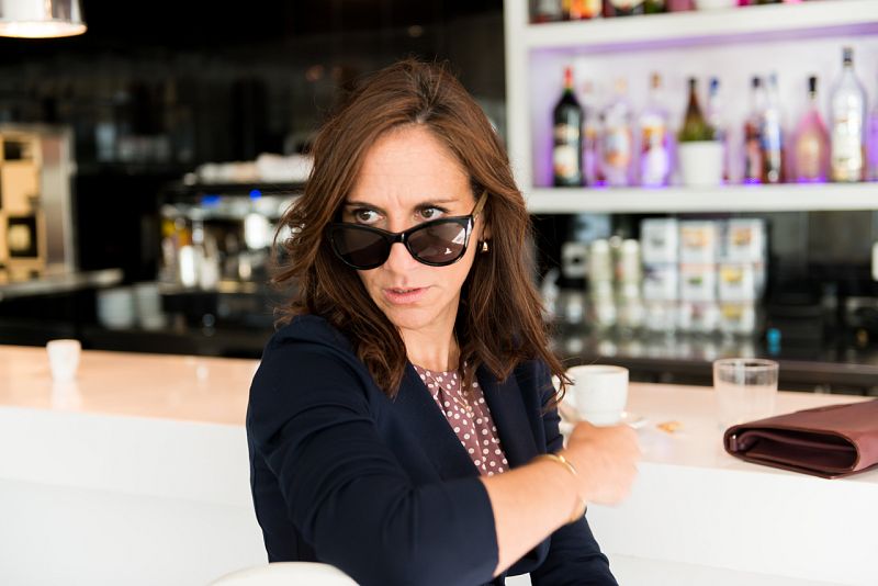 Gloria espía a Hugo en su primera cita