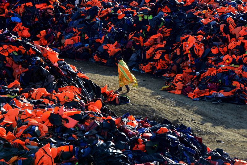 Lesbos, una montaña de inútiles salvavidas, diciembre 2015