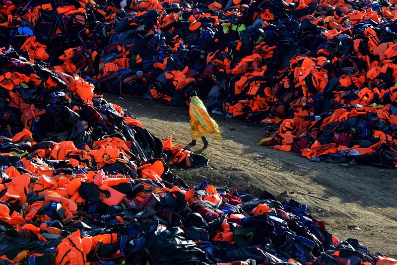 Lesbos, una montaña de inútiles salvavidas, diciembre 2015