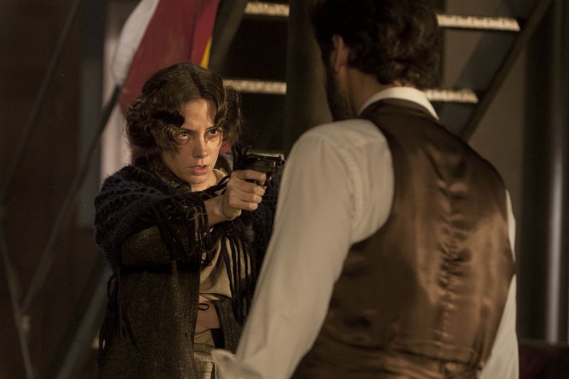 Una mujer herida apunta con una pistola a Cristóbal