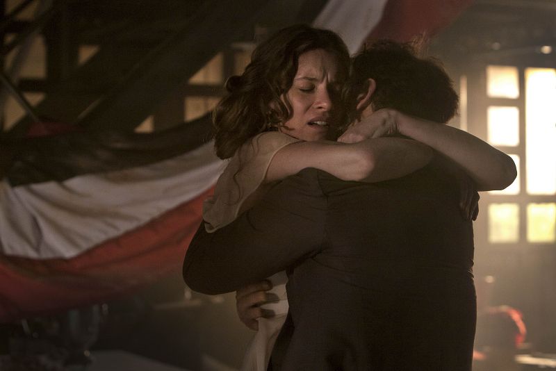 Cristóbal abraza con intensidad a Blanca