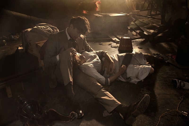 Salvador mira con tristeza el cuerpo de Diana inconsciente