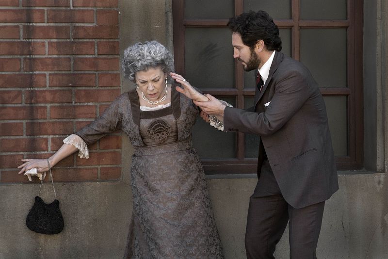 Dolores sale aturdida de la fábrica