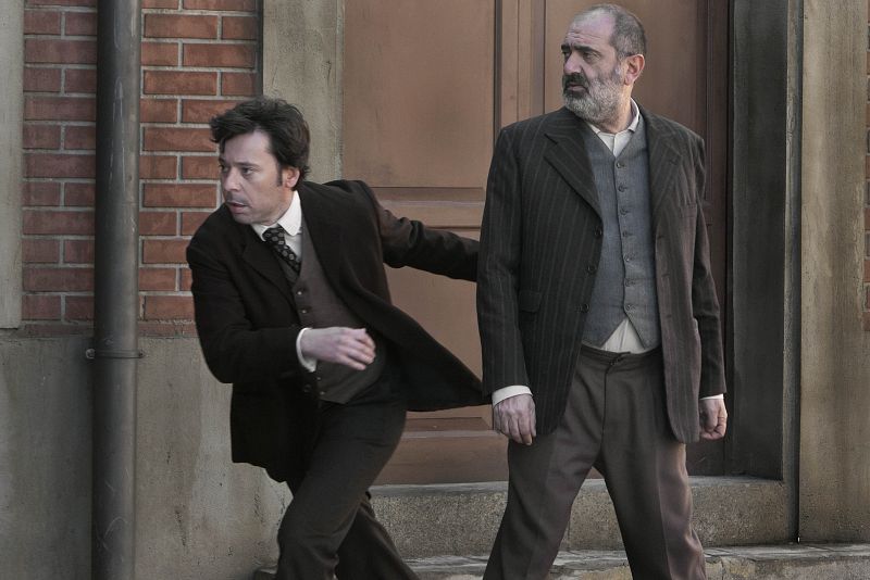 Miguel sale corriendo detrás de un hombre que le resulta sospechoso