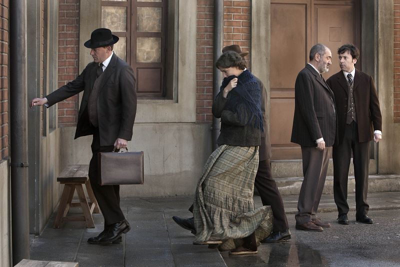 Miguel se extraña al ver quien está entrando en la fábrica