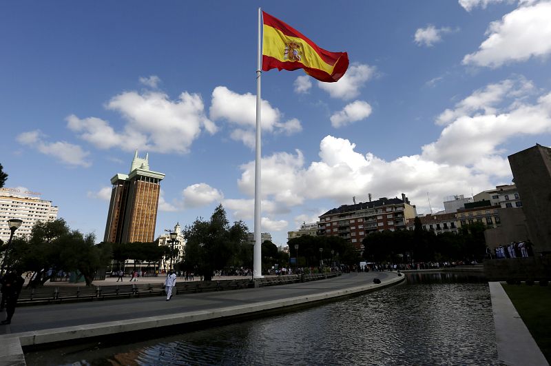Solemne izado de la Bandera, una enseña de 290 metros cuadrados, en la Plaza de Colón de Madrid