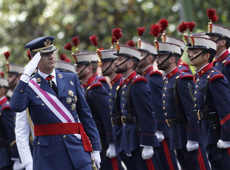 El rey Felipe VI pasa revista durante el acto central del Día de las Fuerzas Armadas