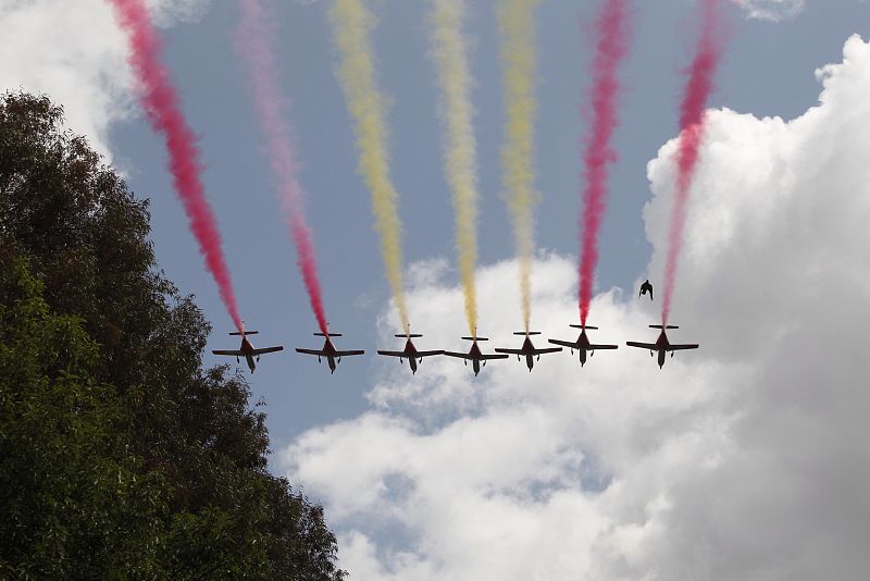 La patrulla Águila pinta la bandera de España en el cielo de Madrid