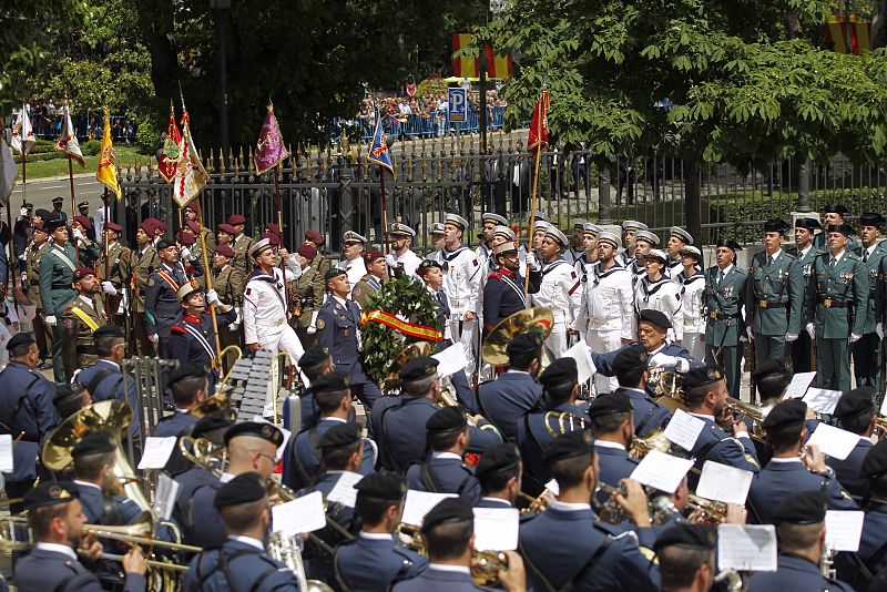 Corona de laurel que ha sido depositada ante el monumento a los caídos en la plaza de la Lealtad de Madrid