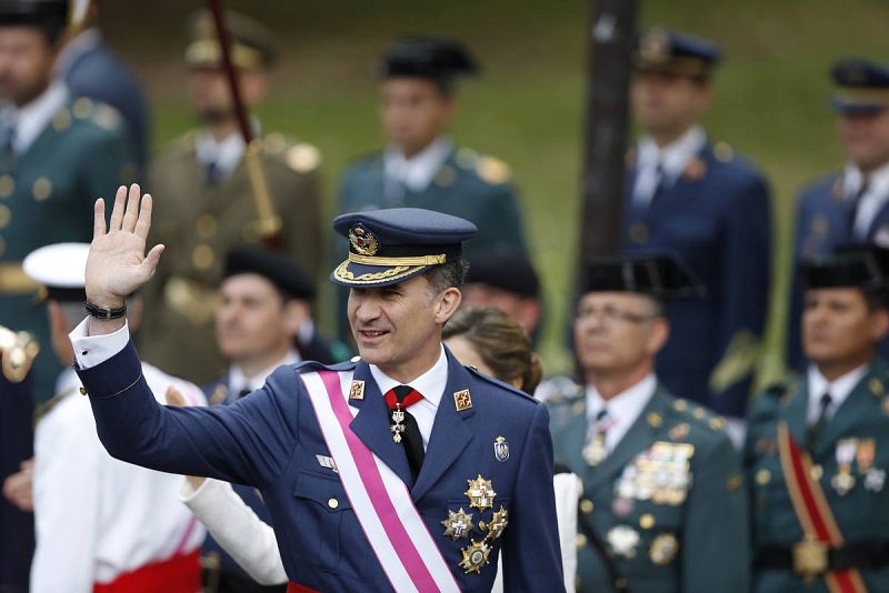 Felipe VI saluda durante el acto central del Día de las Fuerzas Armadas
