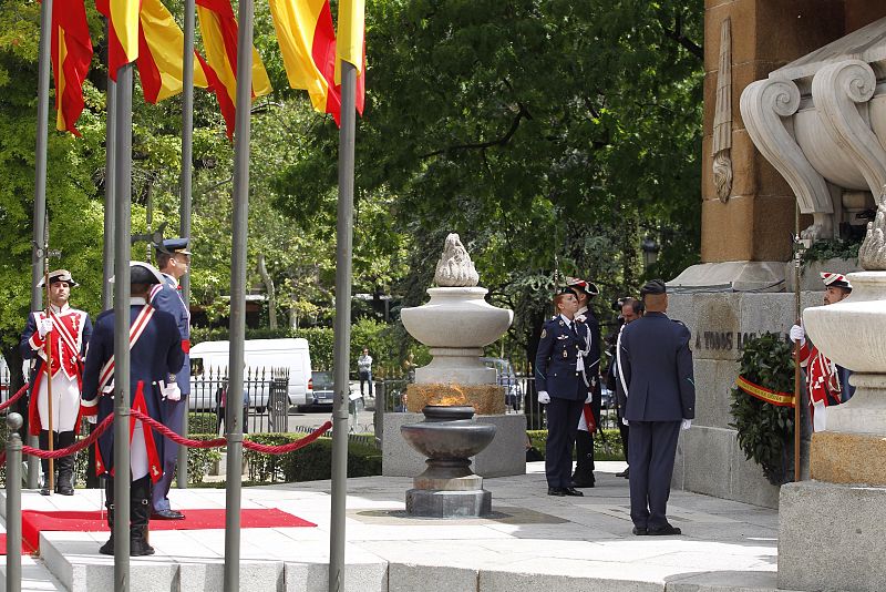 El rey Felipe ante el monumento a los caídos situado en la plaza de la Lealtad de Madrid