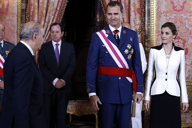 Los reyes saludan al ministro del Interior, Jorge Fernández Díaz (i), durante la recepción en el Palacio Real