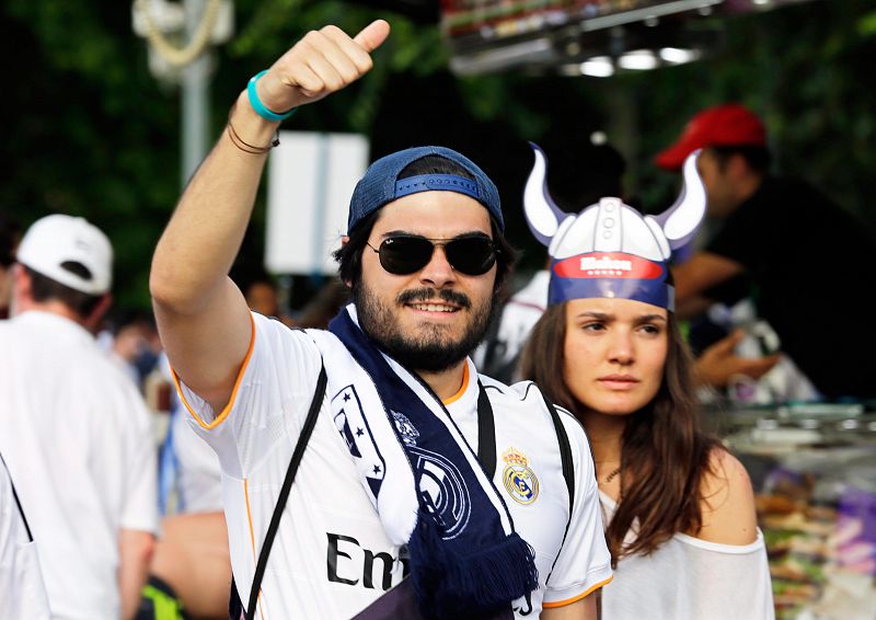 Una pareja de aficionados madridistas