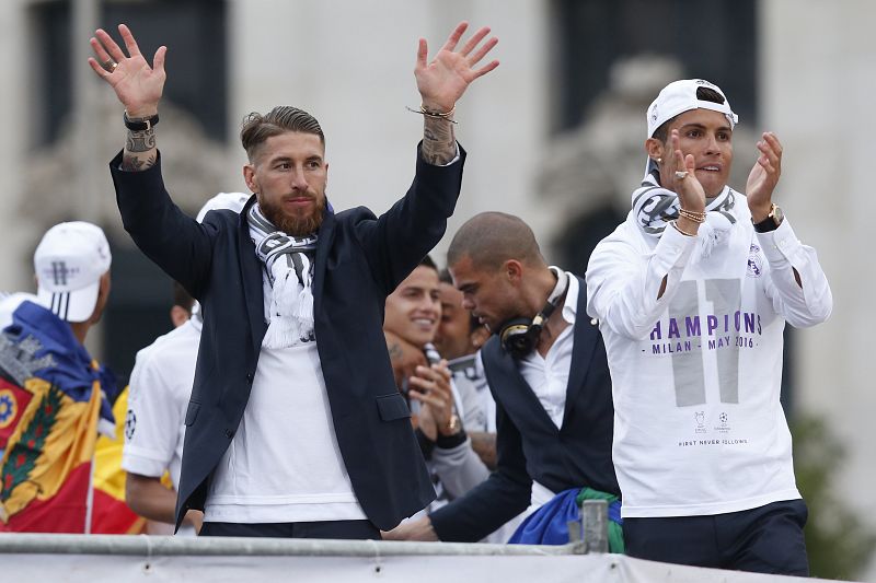 Sergio Ramos (i) y Cristiano Ronaldo a su llegada a la fuente de Cibeles