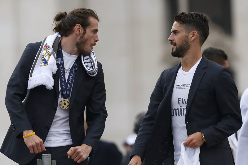 Gareth Bale (i) y Francisco Alarcón "Isco" a su llegada a la fuente de Cibeles