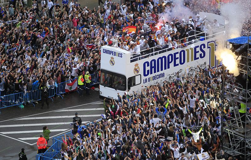 Los jugadores del Real Madrid a su llegada a la fuente de Cibeles