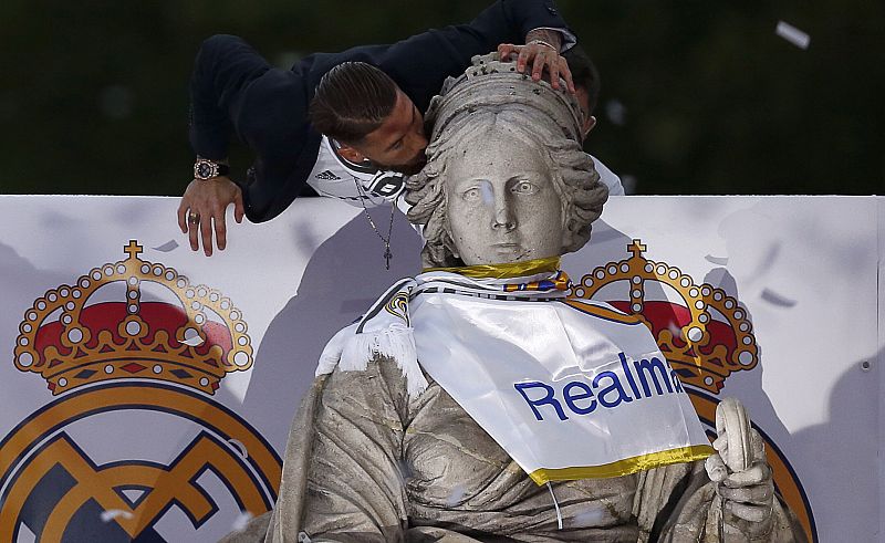 El capitán del Real Madrid, Sergio Ramos, besa la fuente de Cibeles