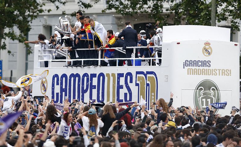 Los jugadores del Real Madrid a su llegada a la fuente de Cibeles