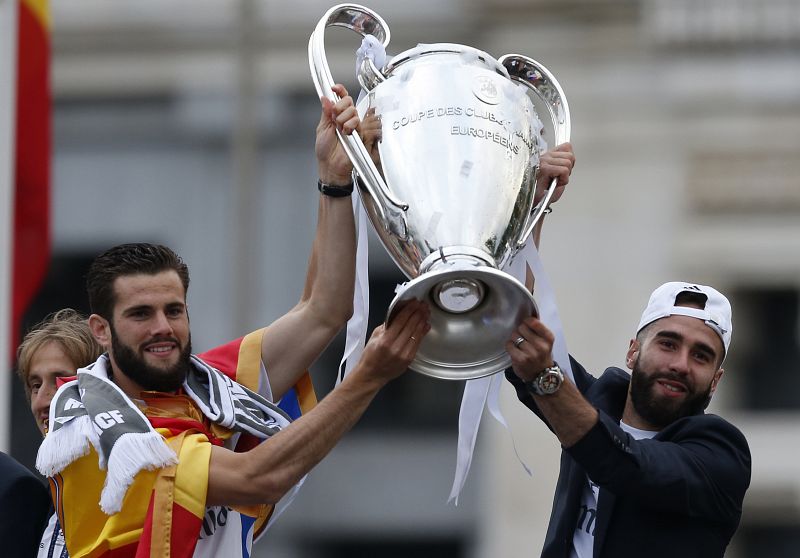 Daniel Carvajal (d) y Nacho Fernández (i) a su llegada a la fuente de Cibeles