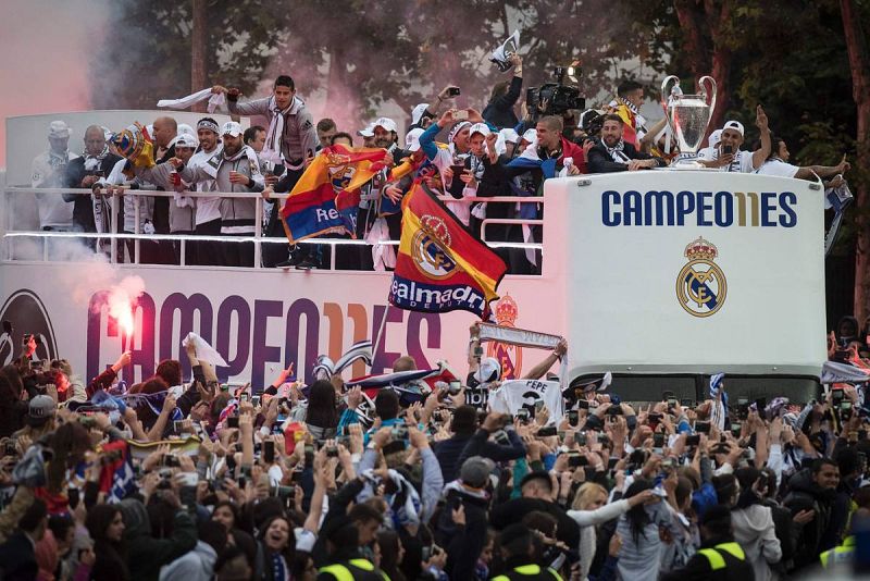 Los jugadores se dirigen a la Cibeles en un autobús descapotable con la Copa de Europa