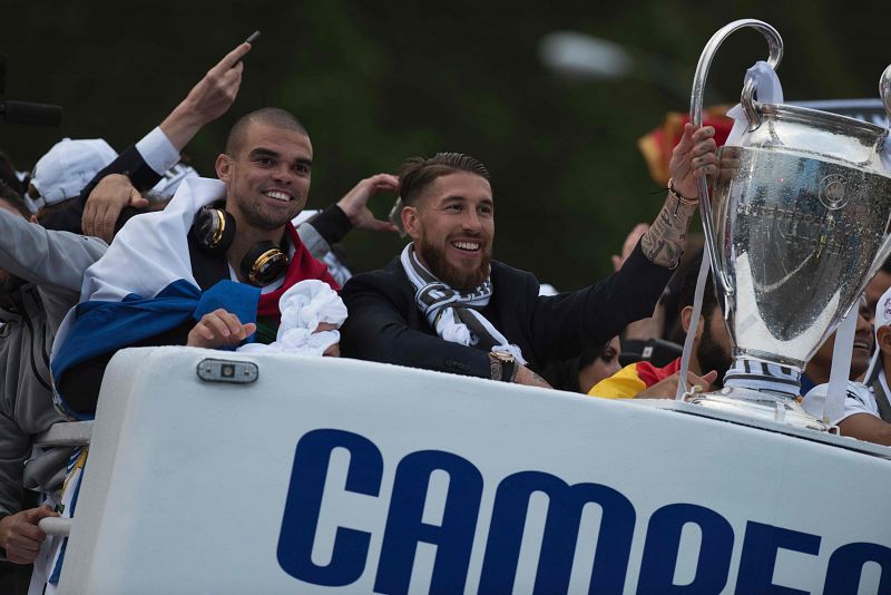 Ramos y Pepe celebran el triunfo en la Cibeles