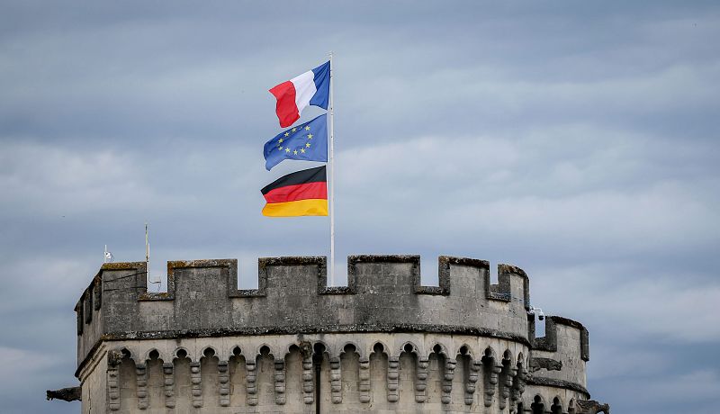Las banderas europea, alemana y francesa ondean en el Castillo de Verdún para conmemorar la que fue la batalla más larga de la I GM