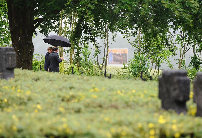 Hollande y Merkel caminan por el cementerio alemán de Consenvoye, al noreste de Francia