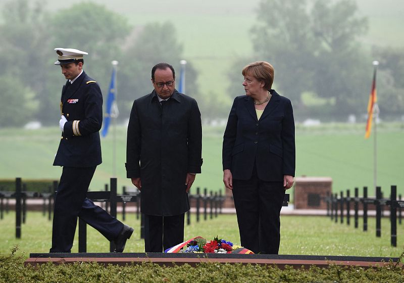 Hollande y Angela Merkel presentan sus respetos en el cementerio de Consenvoye a las víctimas de la Batalla de Verdún