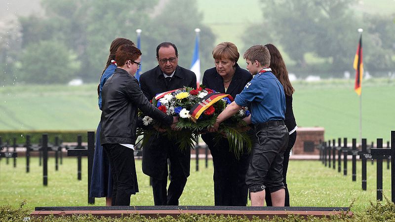 Hollande y Merkel depositan una corona de flores en el cementerio de Consenvoye por los cien años de la Batalla de Verdún