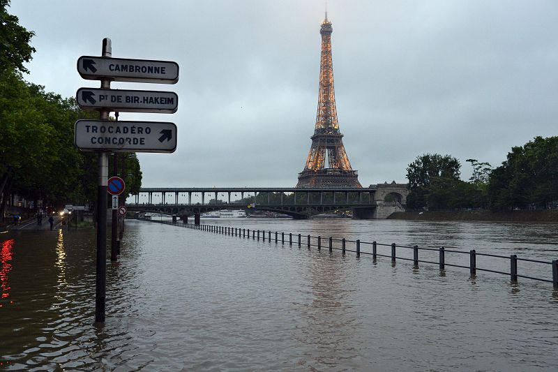 El Sena se desborda a su paso por París