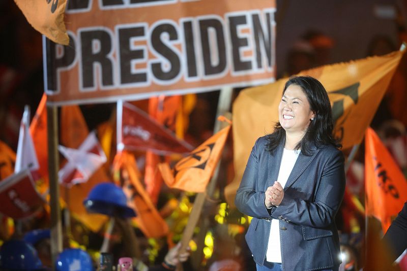 Keiko Fujimori, candidata presidencial peruana por el partido Fuerza Popular saluda durante el cierre de su campaña electoral