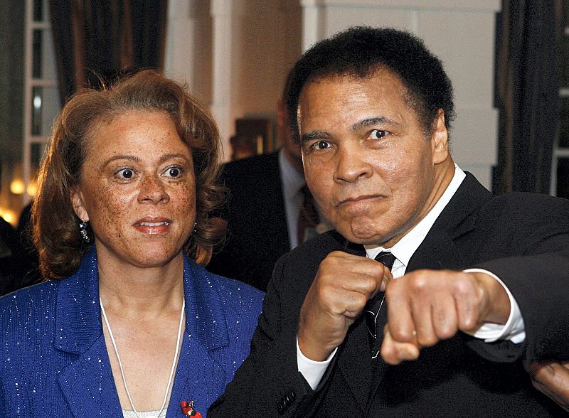 Boxing legend Muhammad Ali dies at age of 74