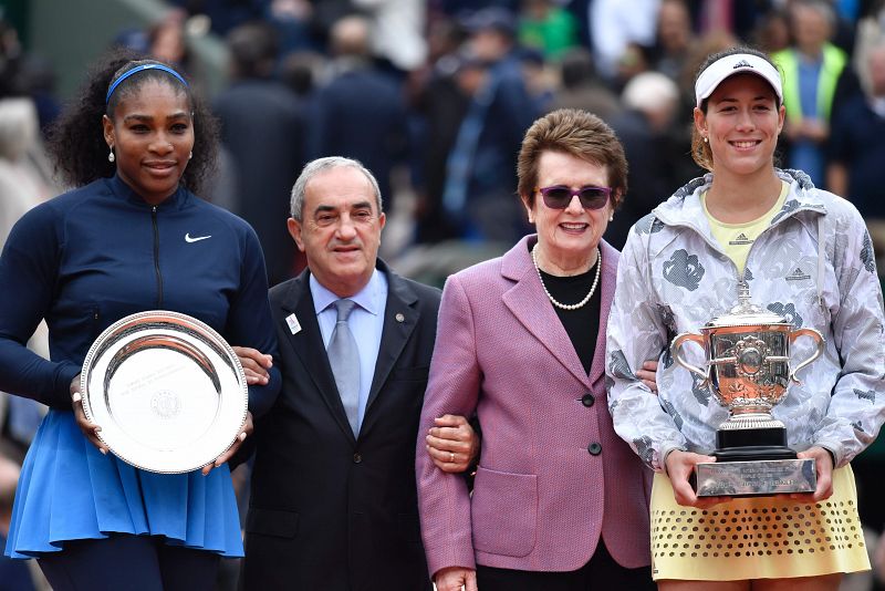 Garbine Muguruza posa junto a Billie Jean King, Jean Gachassin y Serena Williams.