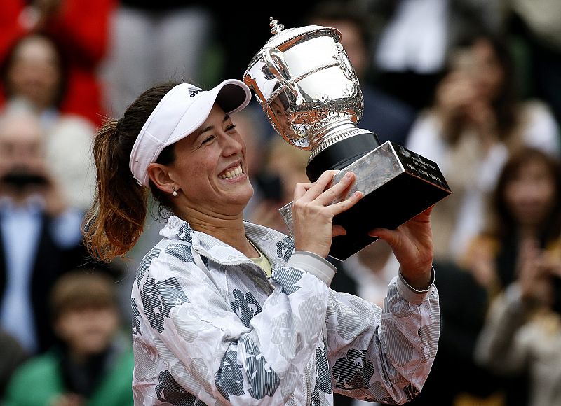 Muguruza sonríe con el trofeo conquistado en París.