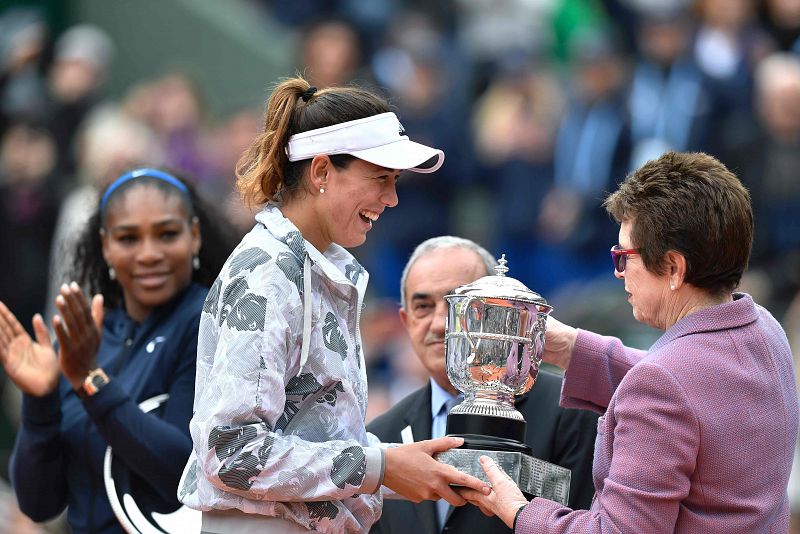 Garbine Muguruza recibe el trofeo de las manos de la mítica tenista Billie Jean King.