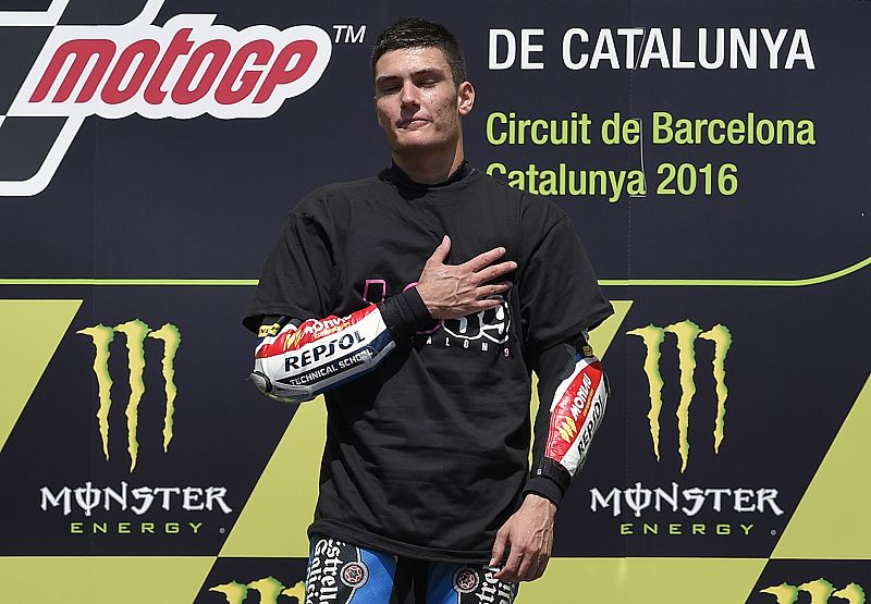 Jorge Navarro, ganador de la carrera de Moto3, se ha puesto una camiseta homenaje a Salom en el podio. También lo hicieron Binder y Bastianini.