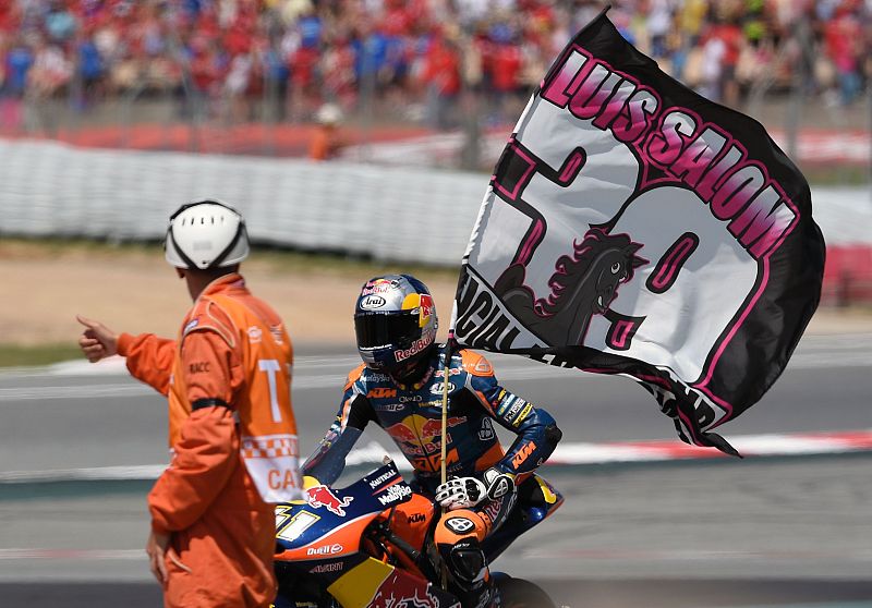 Brad Binder portó una bandera con el número de Salom tras la carrera de Moto3.
