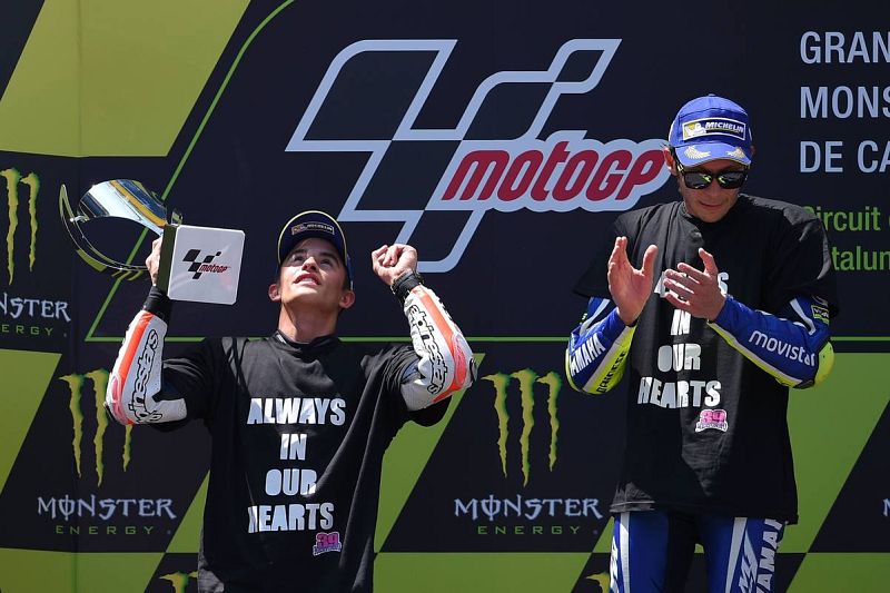 Rossi, Márquez y Pedrosa han llevado la camiseta en honor a Salom en el podio.