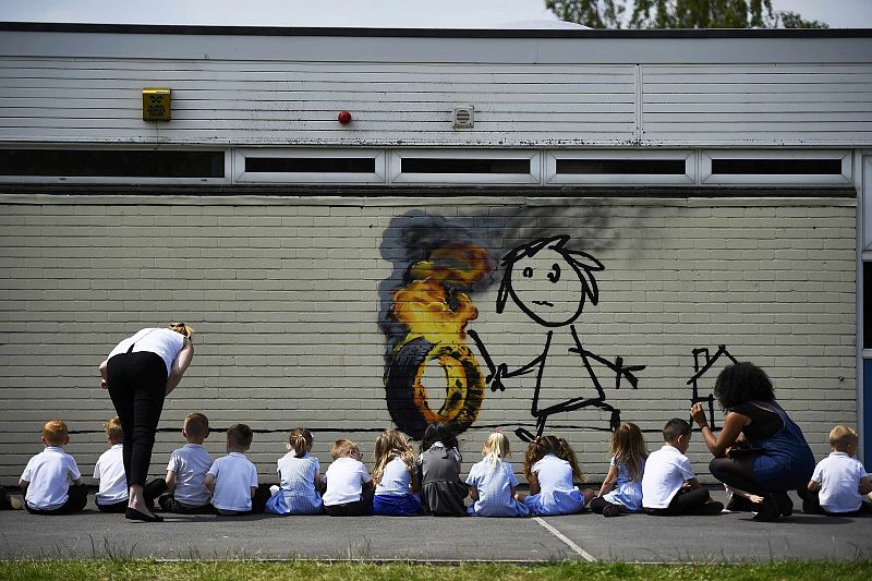 Banksy firma un mural en una escuela primaria en Bristol, Reino Unido