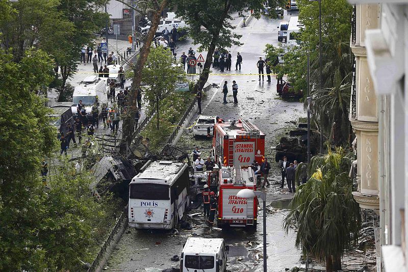 Un camión de bomberos llega al lugar del atentado