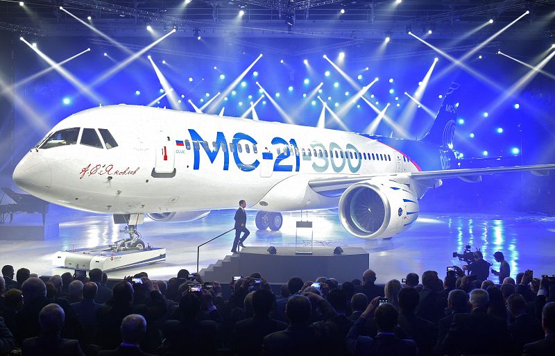 Medvedev presenta el nuevo avión de pasajeros MC-21