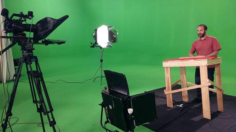 Uno de los miembros del equipo de producción durante las grabaciones en plató.