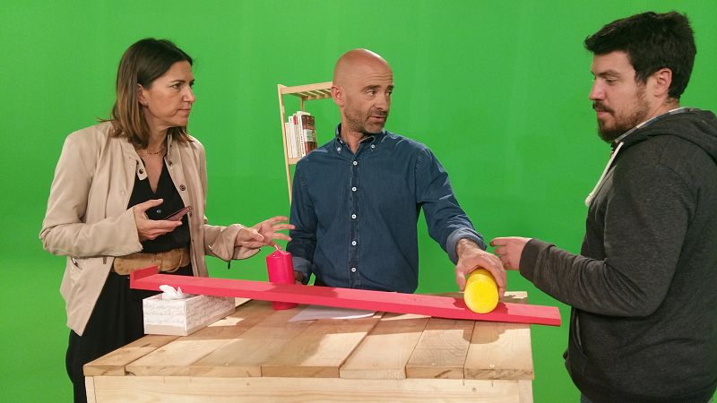 Antonio comenta uno de los juegos con dos miembros del equipo.