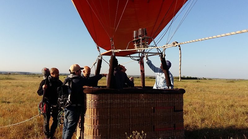 Antonio Lobato y Jacob Petrus, de 'Aquí la Tierra', subiendo a un globo.