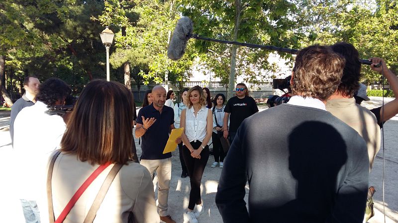 La actriz Norma Ruiz y Antonio Lobato grabando en El Retiro.
