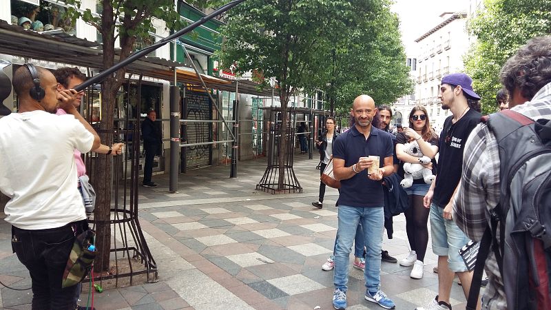 Antonio Lobato durante la grabación de uno de los juegos en el centro de Madrid.