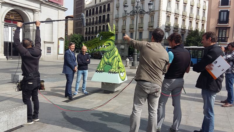Jesús Álvarez y Antonio Lobato en la plaza de Isabel II en Madrid.