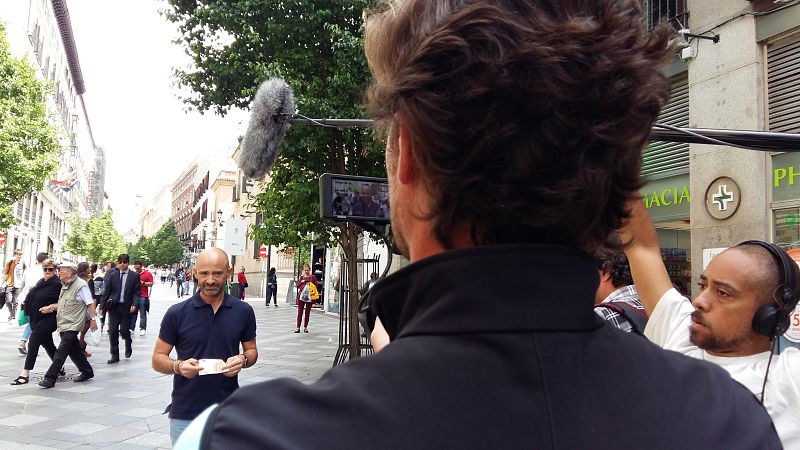 El presentador de 'Desafía tu mente' explicando uno de los juegos a cámara