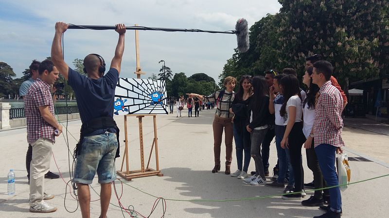 Un grupo de gente participando en uno de los retos que propone 'Desafía tu mente'