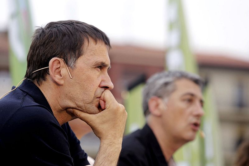 El líder de Sortu, Arnaldo Otegi (i), participa en un acto de campaña de EH Bildu